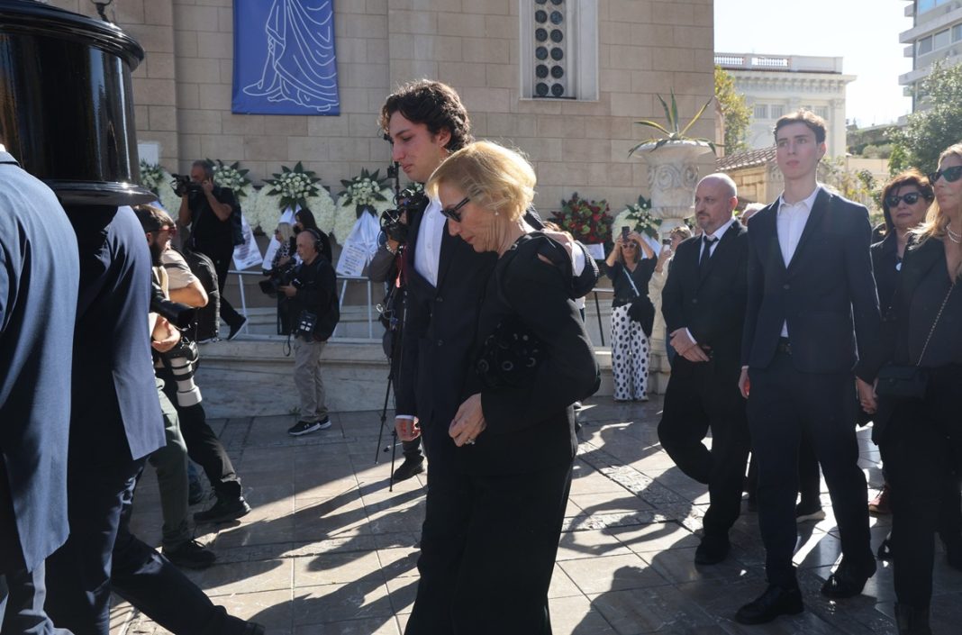 Το τελευταίο αντίο στον Διονύση Σαββόπουλο - Τα δάκρυα των εγγονών του και η θλιμμένη Άσπα του