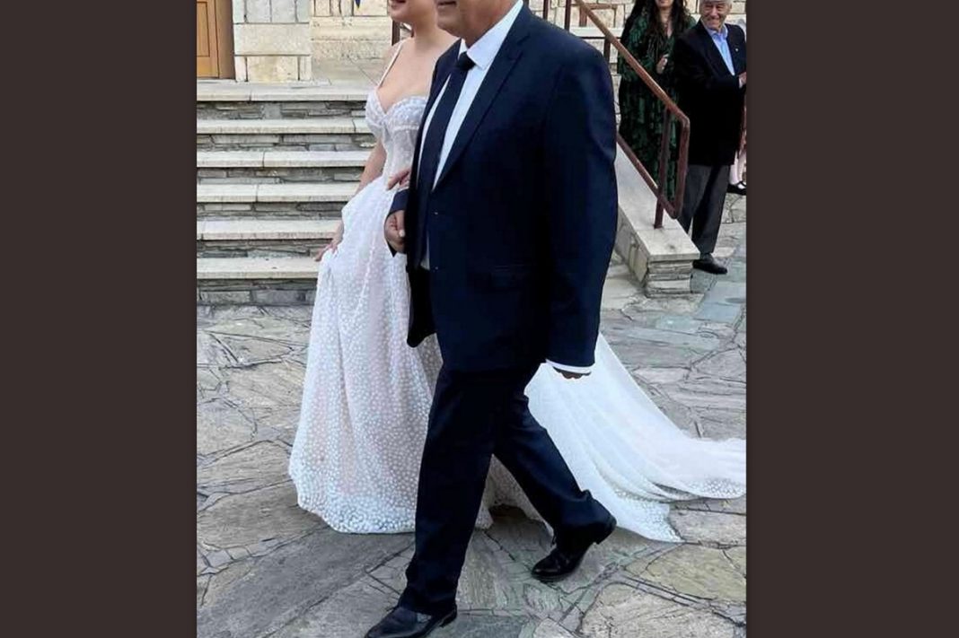 Περήφανος πατέρας! Πρώην βουλευτής συνόδευσε την κόρη του νυφούλα στην εκκλησία