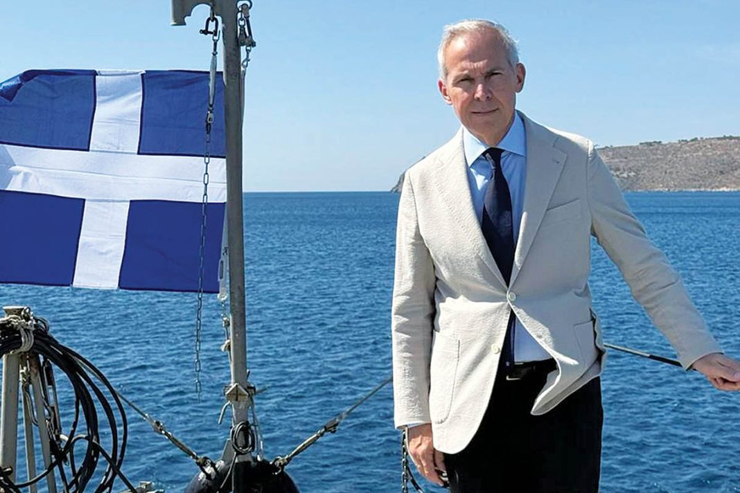 Θανάσης Δαβάκης: «Εθελοντική στράτευση των γυναικών για 12 μήνες»