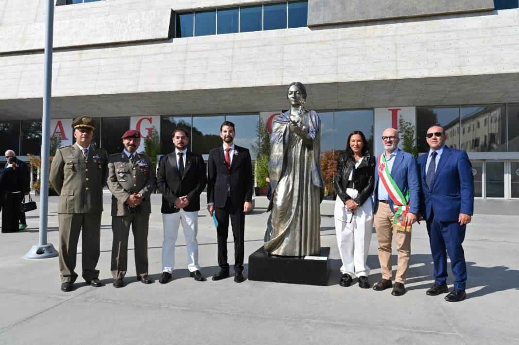 Ο Νίκος Φλώρος και το άγαλμα της Μαρίας Κάλλας στη Φλωρεντία