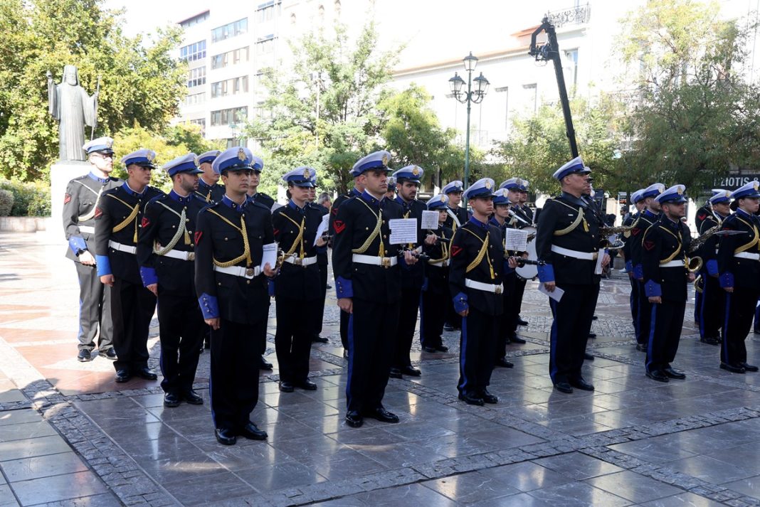 Κηδεία Σαββόπουλου: Ολοκληρώθηκε το λαϊκό προσκύνημα - Με πένθιμα εμβατήρια μεταφέρθηκε η σορός στη Μητρόπολη