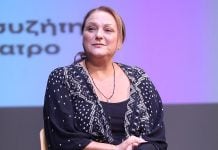 Ρένια Λουιζίδου: «Οι γυναίκες βρισκόμαστε διαρκώς σε έναν αγώνα δρόμου: πλαστικές, μπότοξ, ινστιτούτα, κρέμες, δίαιτες»