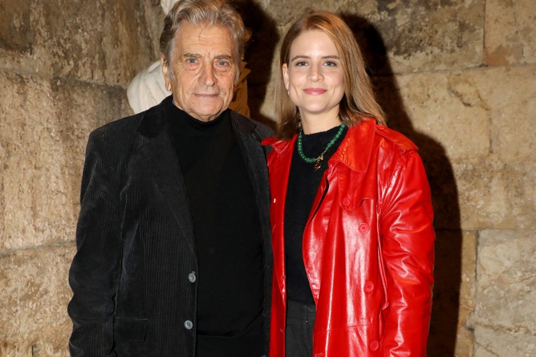 Η Δανάη Μιχαλάκη σε βραδινή έξοδο με τον πατέρα της