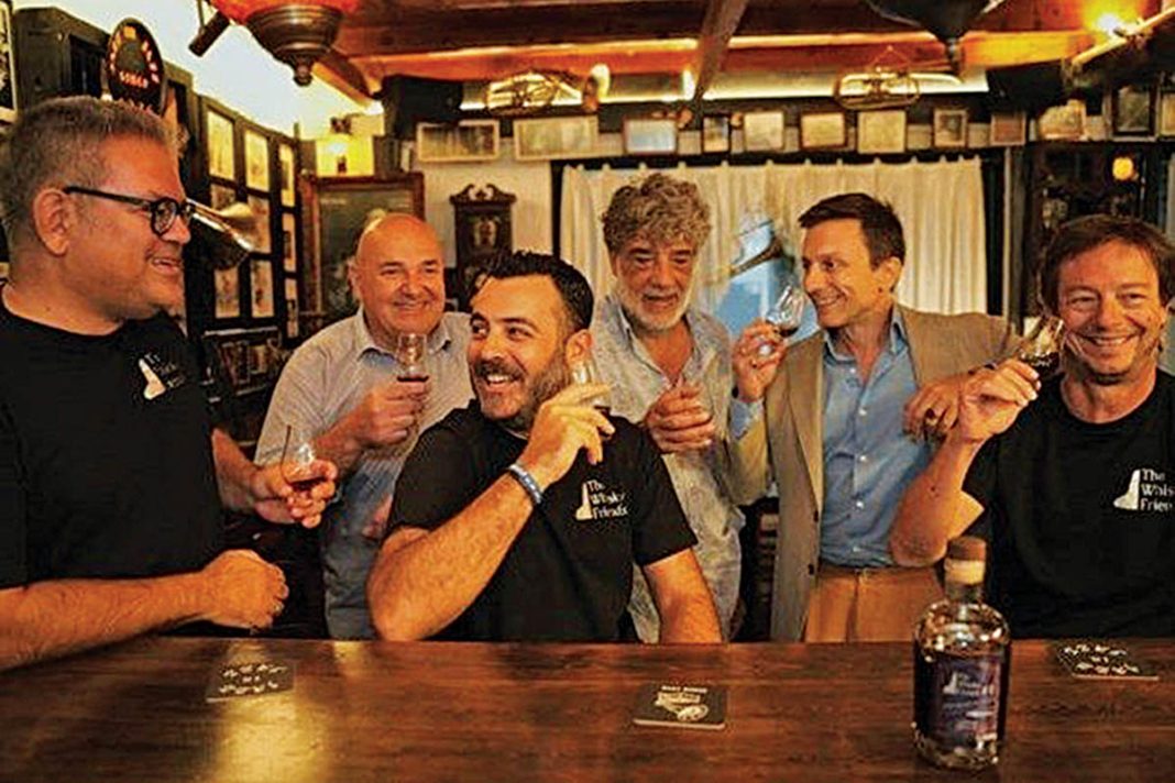 Εννέα φίλοι από την Πάτρα έφτιαξαν με μεράκι το πρώτο ελληνικό single malt ουίσκι