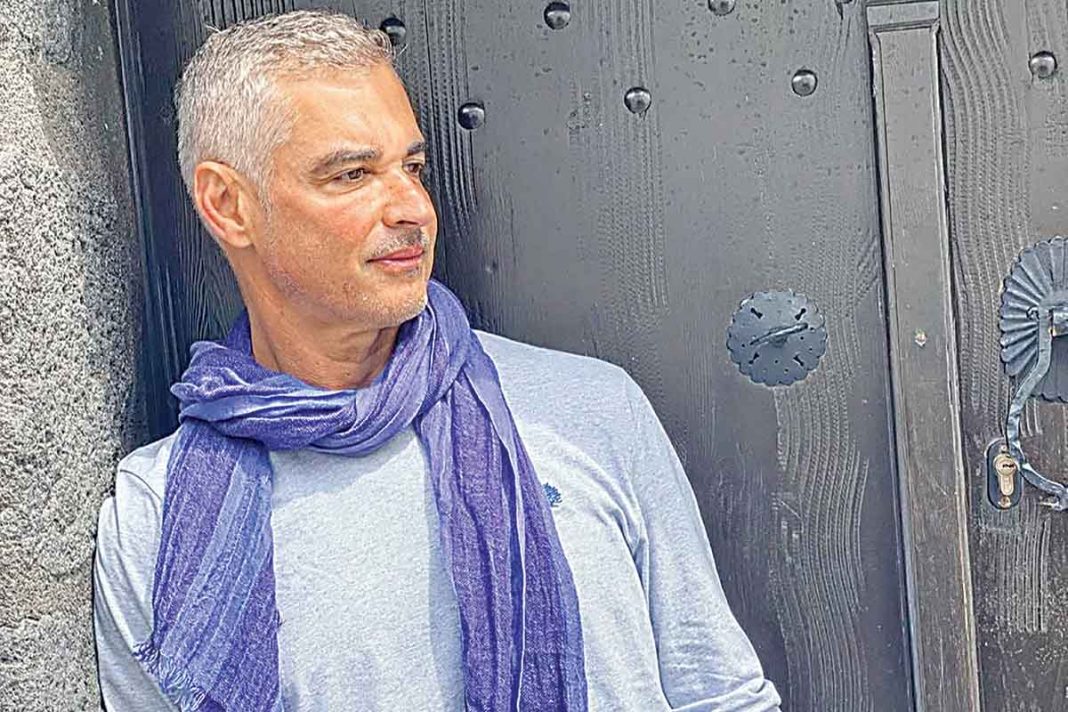 Ο «κόουτς» Άρης «καρφώνει» δεξιά και αριστερά!