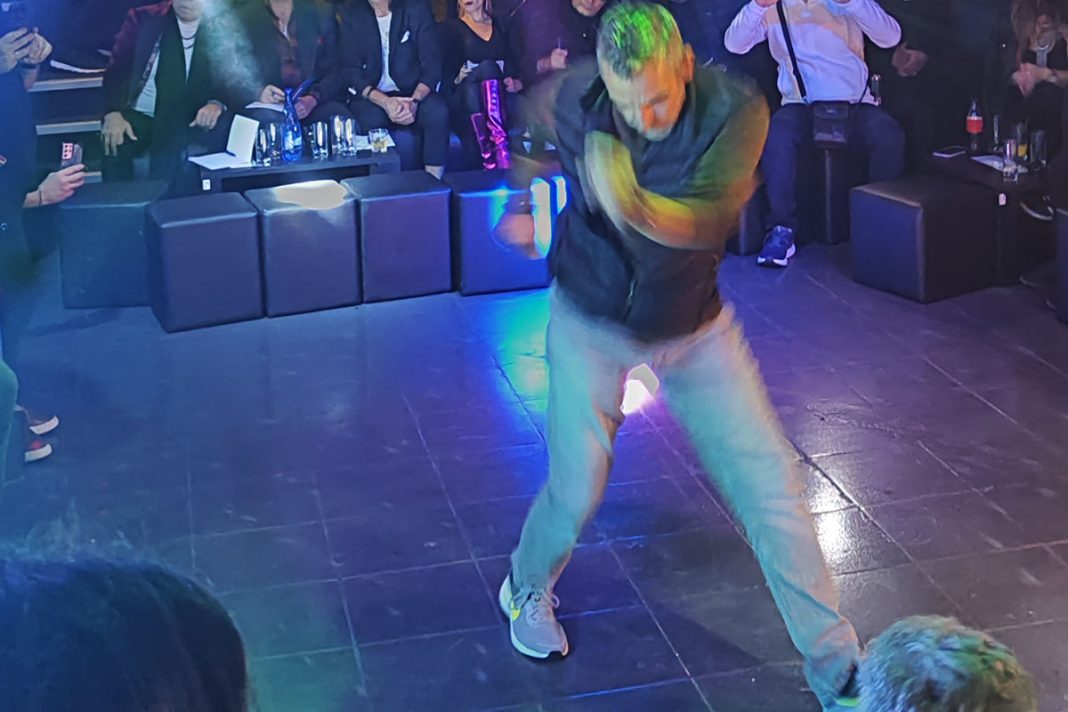 Η θρυλική ντίσκο Jacky O λίγες εβδομάδες μετά την τοποθέτηση βόμβας βρήκε τους... ρυθμούς της με διαγωνισμό χορού αλά 80s!