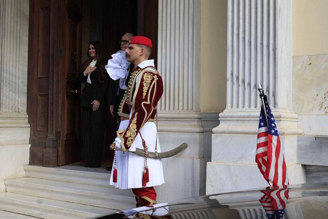 Κίμπερλι Γκίλφοϊλ: Θαλασσινά, σαμπάνια και Εύζωνες
