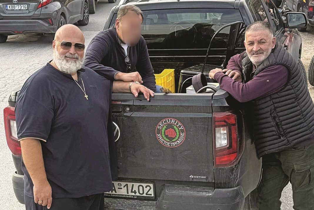 Πρώην υπουργός είδε ποδοσφαιρικό αγώνα πάνω σε καρότσα αγροτικού