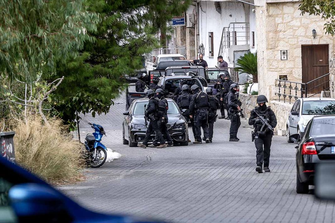 Φονικό στα Βορίζια: Παραδόθηκαν τα τρία αδέλφια «φαντάσματα»