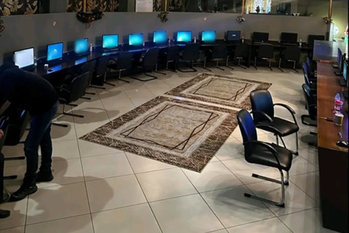 Στο πόδι η ΕΛ.ΑΣ. για τον παράνομο τζόγο των εορτών – Λουκέτο σε δύο παράνομα μίνι καζίνο σε Κερατσίνι και Θεσσαλονίκη – Βαριές «καμπάνες» στους παραβάτες