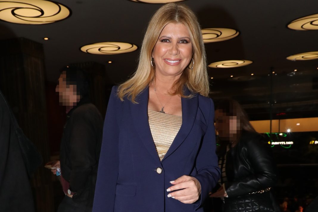 Ζήνα Κουτσελίνη: «Τρελαίνομαι όταν παρουσιάστριες μιλούν για κασέ συναδέλφων όταν αυτές έπαιρναν όλο το “κασέρι”»
