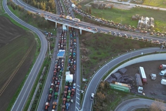 Μπλόκα αγροτών: Δείτε σε ποια σημεία παραμένουν