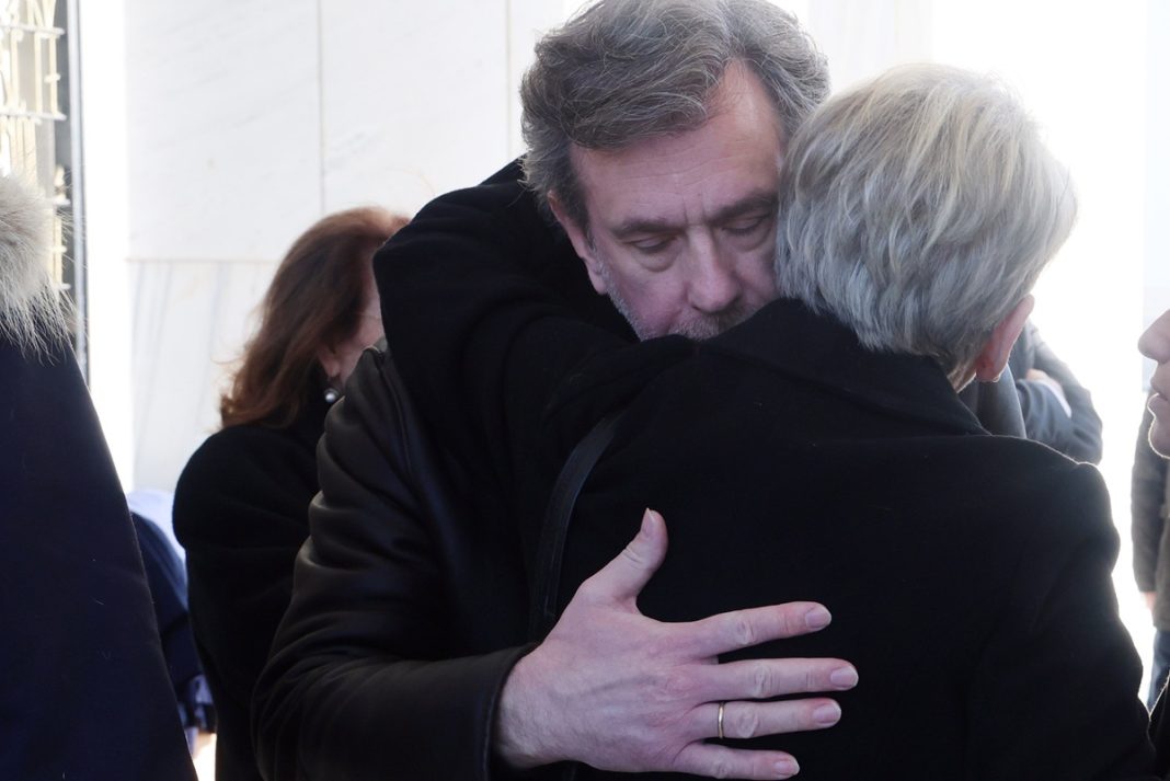 Η αγκαλιά του Αλέξανδρου Σταύρου στην κουμπάρα του, Έλενα Ακρίτα στην κηδεία της μητέρας της