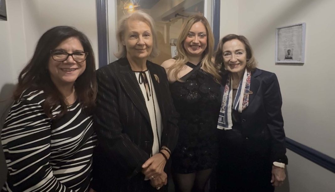 Εlaina: Το δημόσιο ευχαριστώ του «Συλλόγου Αγίου Ανδρέα» για την προσφορά της ερμηνεύτριας στην ανέγερση του Ναού στη Νέα Υόρκη