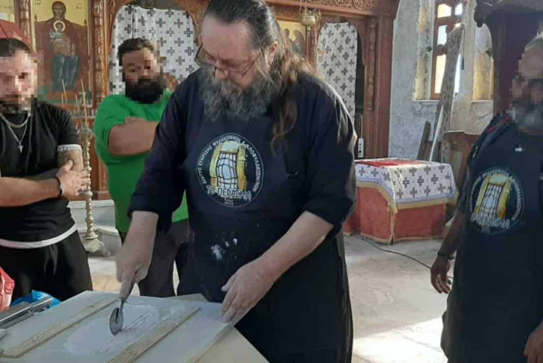 Το πρωτοποριακό εγχείρημα του πατέρα Θεοφάνη για τους κρατουμένους