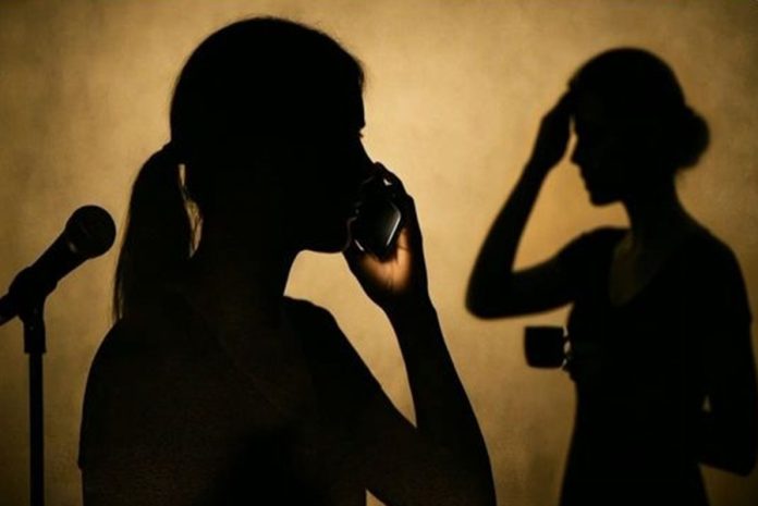 Ποια τραγουδίστρια πριν βγει στην πίστα τηλεφωνεί σε παρουσιάστρια για να τη ξεματιάσει;