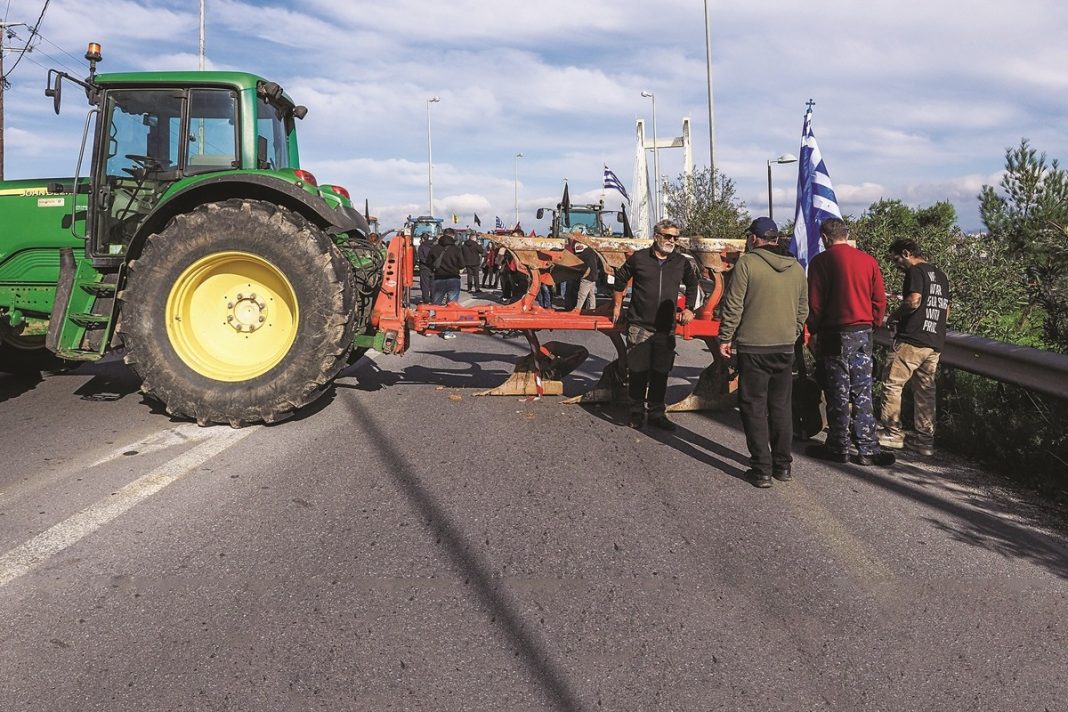 Χριστούγεννα στα μπλόκα - Κλιμακώνουν τις κινητοποιήσεις τους οι αγρότες