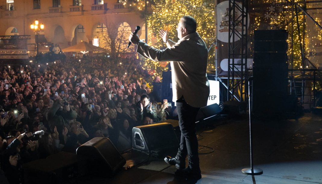 Το απόλυτο χριστουγεννιάτικο event στην πλατεία Αριστοτέλους με τον Αντώνη Ρέμο