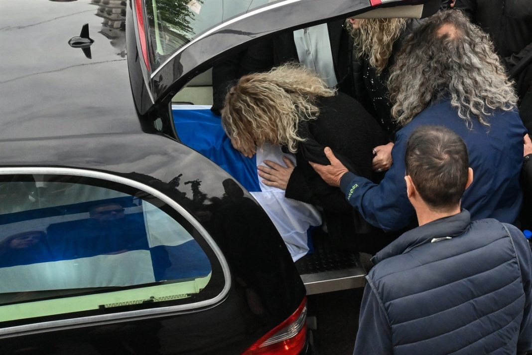 «Ράγισαν» καρδιές στην κηδεία του λιμενικού που έχασε τη ζωή του στην κακοκαιρία