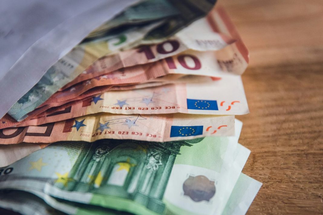 «Λαβράκι» από ΑΑΔΕ! Φοροδιαφυγή άνω των 300.000 ευρώ από dating coach