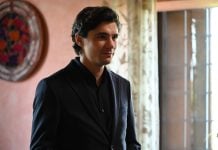 Ο Κώστας Νικούλι στην παραλία με τον γιο του