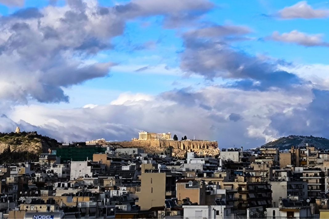 Καιρός: Ψυχρότερη μέρα με βοριάδες και λίγες βροχές κατά τόπους