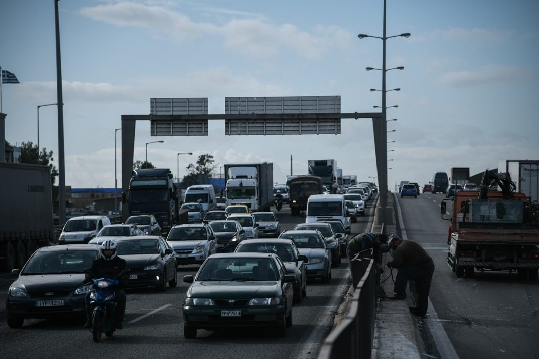 Αυξημένη κίνηση στους δρόμους - Σε ισχύ μέτρα της τροχαίας για την αυριανή παρέλαση