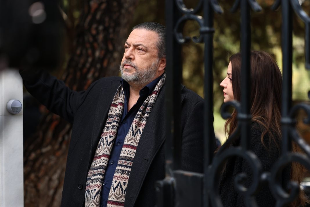 «Να μ’αγαπάς»: Ο Θεόφιλος καταρρέει καθώς το σπίτι κατάσχεται και αγοραστής είναι ο Άγγελος