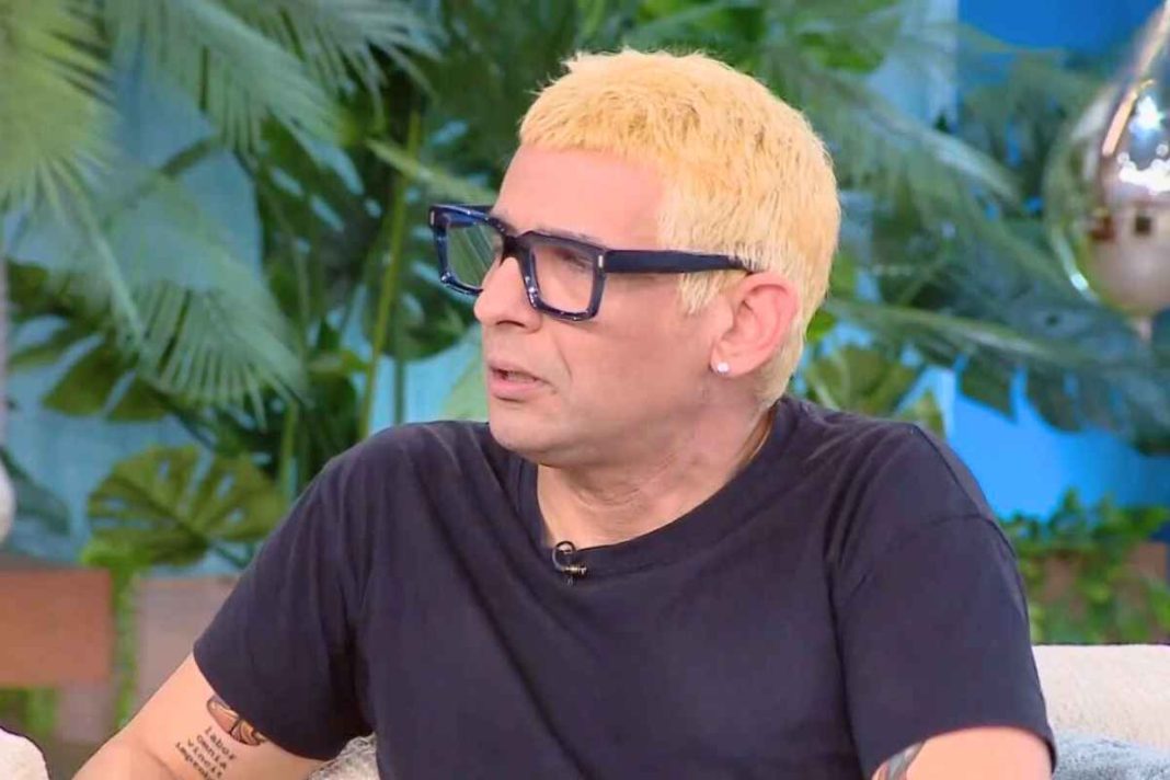 Νίκος Βασιλάκος: «Η μόνη δυσκολία με το ΔΕΠΥ είναι ότι δεν με άντεξε η πρώτη μου γυναίκα»