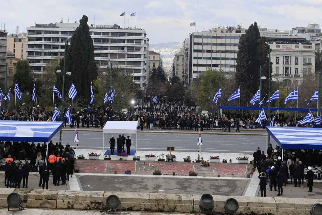 25η Μαρτίου: Μεγαλοπρεπής και φέτος η στρατιωτική παρέλαση - Το κέντρο γέμισε από κόσμο