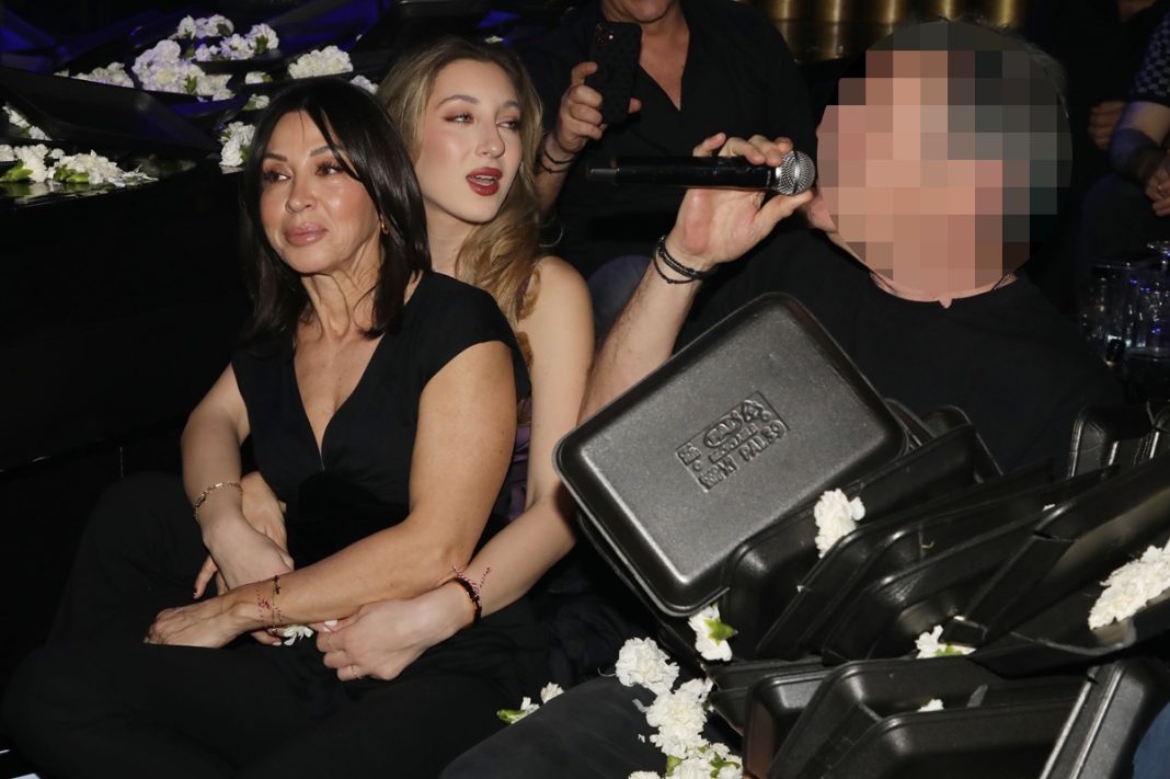 Λαϊκός τραγουδιστής νυχτοπερπάτησε με την οικογένειά του