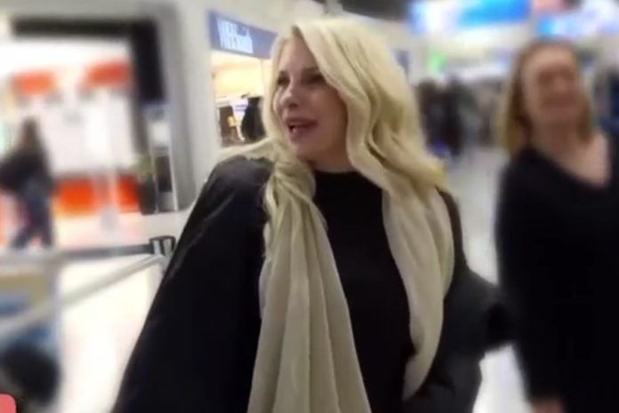 Η Μενεγάκη «πιάστηκε» στο αεροδρόμιο – Οι φήμες για επιστροφή και οι ευχές της στη ρεπόρτερ