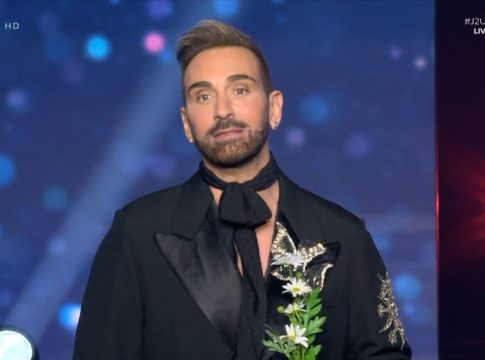 Ο Νίκος Κοκλώνης άνοιξε τον τελικό του J2US με… «ρεσιτάλ ερμηνείας»