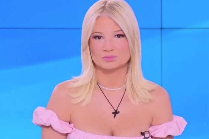Έξαλλη η Φαίη Σκορδά: «Τι σημαίνει τυποποιημένο; Εγώ θα το έλεγα τραγικό, εμετικό!»