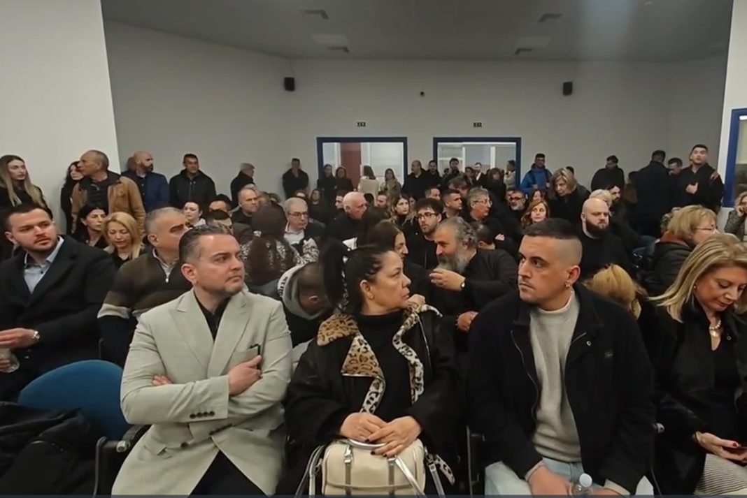 Ξεκίνησε η δίκη για την τραγωδία των Τεμπών - Η διακοπή και ο εκνευρισμός των συγγενών