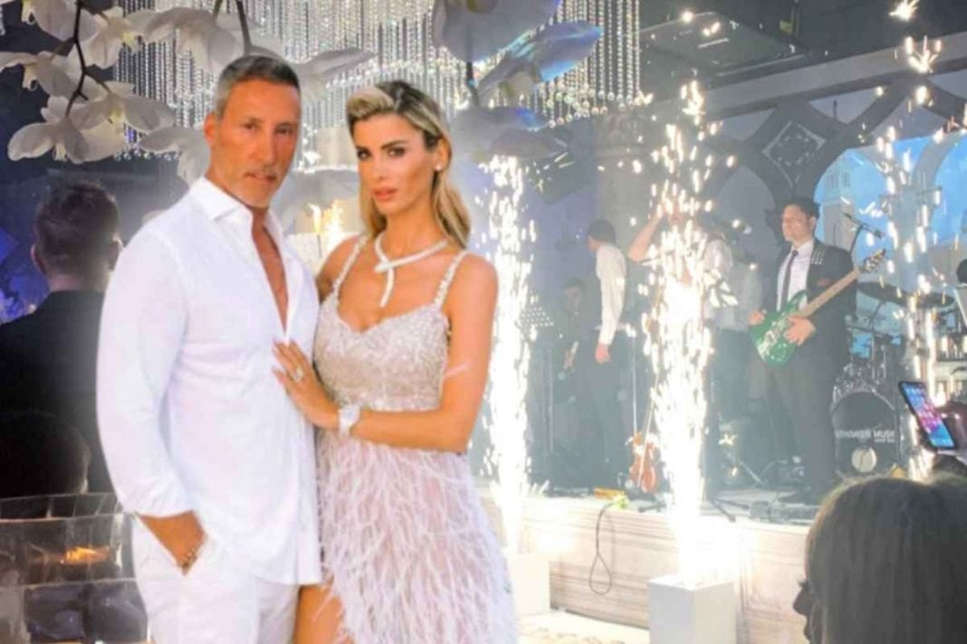 H σύζυγος του «βασιλιά του real estate» έγινε στιχουργός