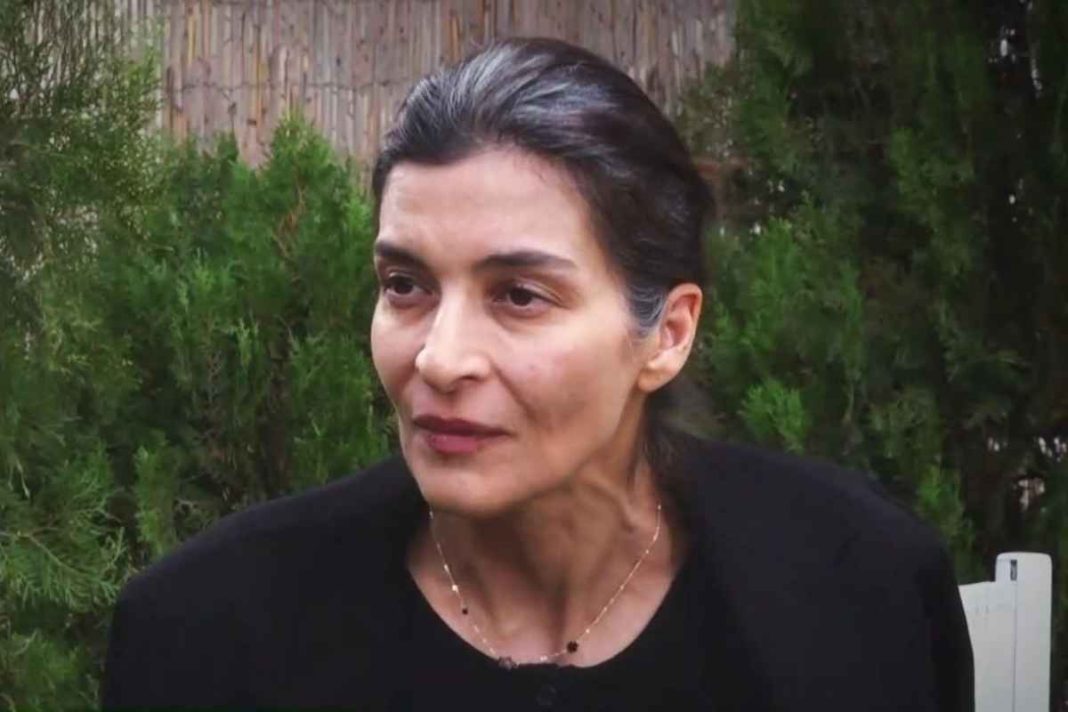 Αντιγόνη Κουλουκάκου: «Σκέφτομαι μήπως αφήσω τα άσπρα μου μαλλιά»