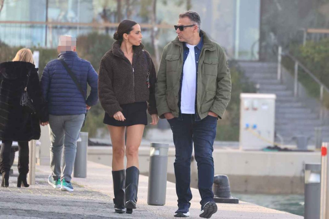 «Full in love» η Μαρία Αντωνά και ο Γιώργος Λιάγκας: Περίπατος δίπλα στη θάλασσα στον Αστέρα