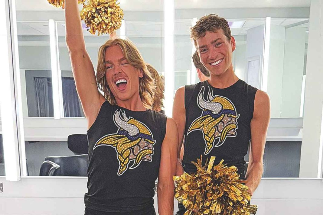 Χαμός με άντρες cheerleaders!