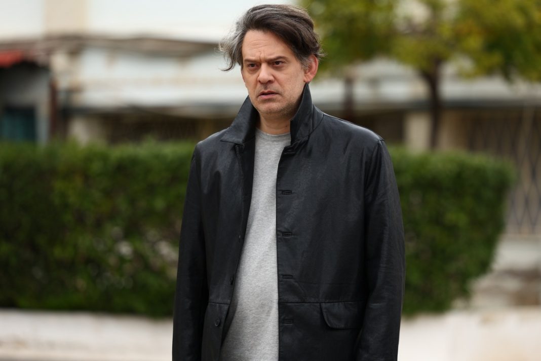 «Να μ' αγαπάς»: Ο Γιάννος Περλέγκας εισβάλλει στη σειρά