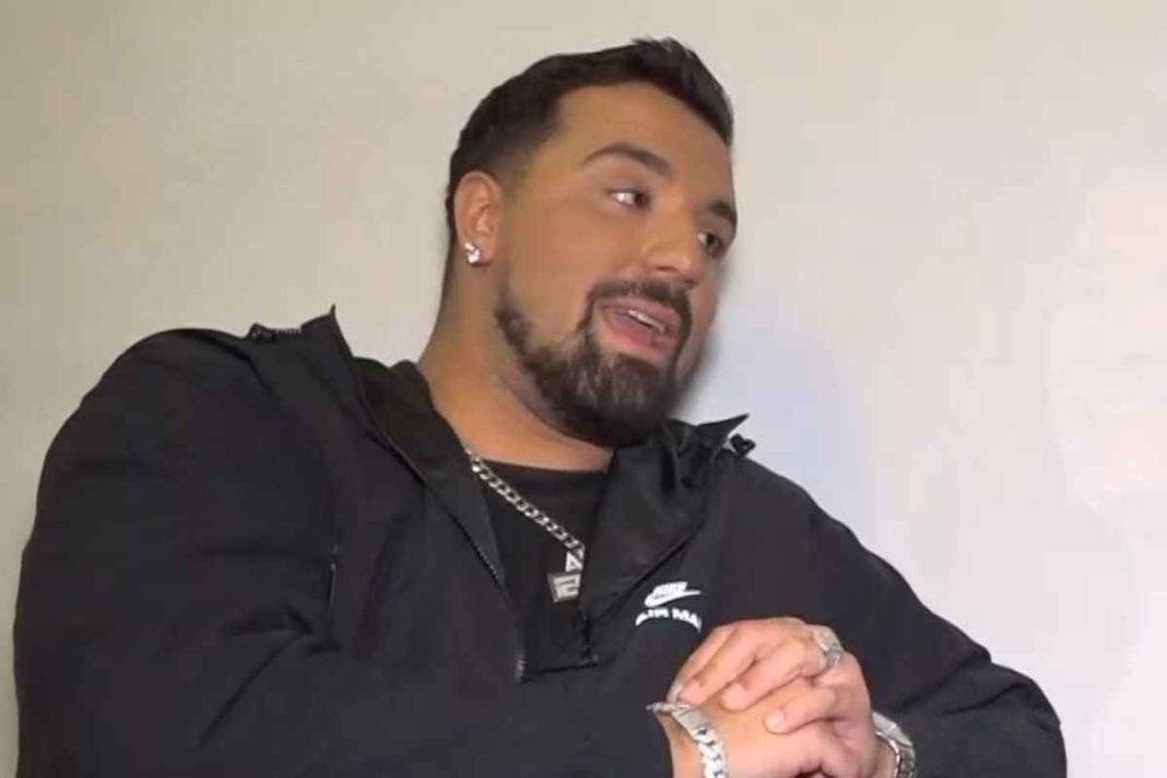 J2US: Οικειοθελής αποχώρηση για τον Gio Kay- «Οι λόγοι είναι σοβαροί»