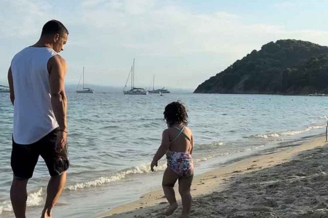 Γιώργος Αγγελόπουλος: Τρυφερές στιγμές με την κόρη του στη θάλασσα