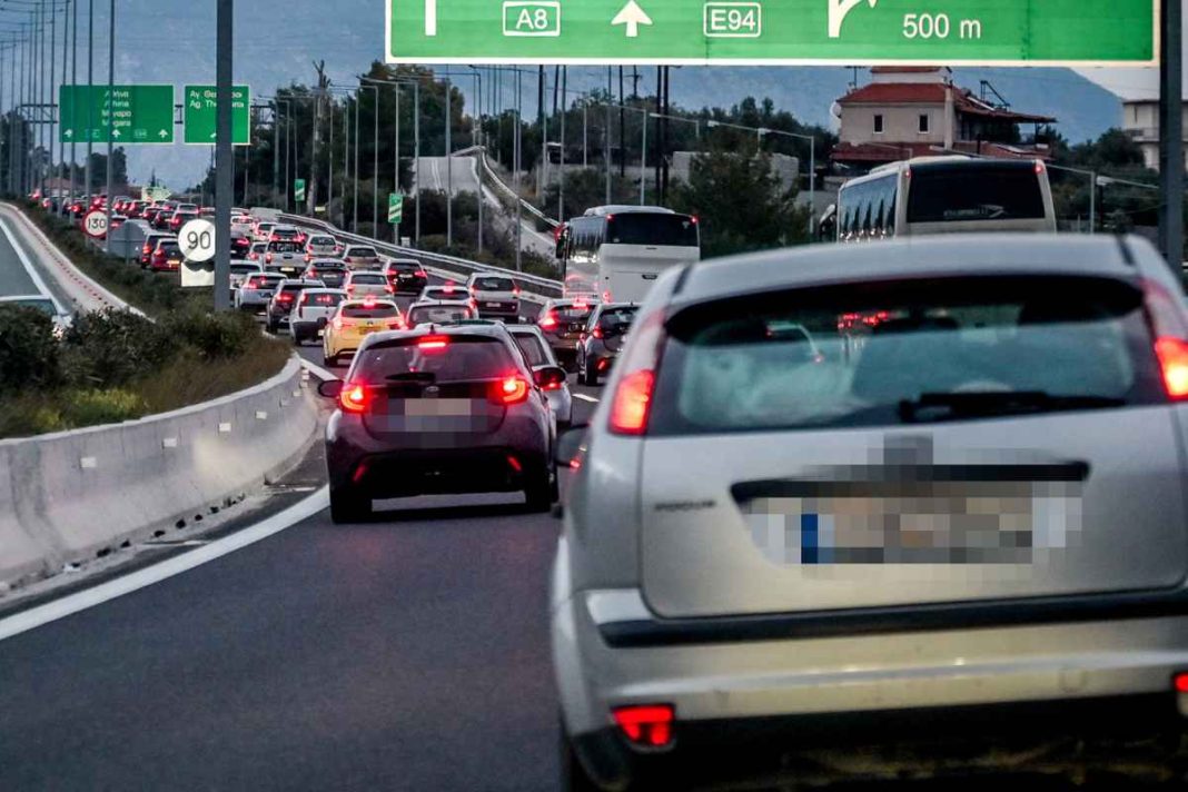 25η Μαρτίου: Ποιοι δρόμοι κλείνουν για τη στρατιωτική παρέλαση, τι ισχύει για το Μετρό