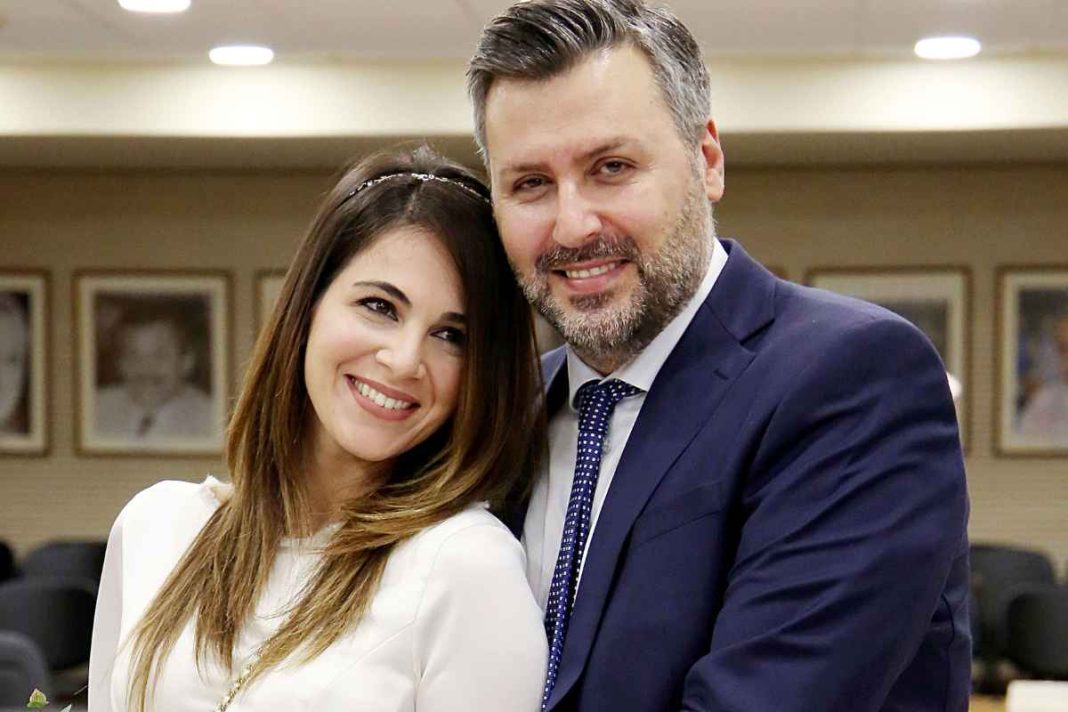 Δύσκολες ώρες για τον Γιάννη Καλλιάνο και τη σύζυγό του - «Κλαίει εδώ και 10 μέρες»