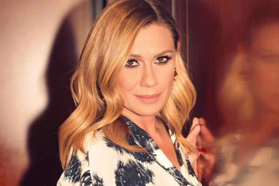 Κατερίνα Καραβάτου: «Στραμπούληξα τη γνάθο μου στον ύπνο» – Το απρόοπτο που την ταλαιπωρεί