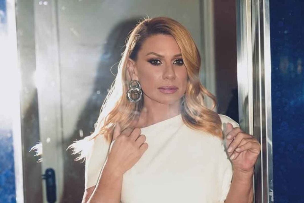 Κατερίνα Καραβάτου: Βάφει αυγά με τα παιδιά της - Ξυπνούν οι αναμνήσεις από τη μητέρα της