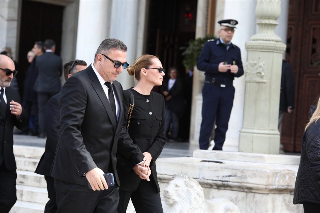 Συγκινημένος ο Αντώνης Ρέμος στην κηδεία της Μαρινέλλας