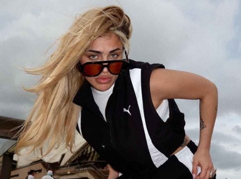 Η Κόνι Μεταξά προαναγγέλλει το νέο της hit «Μη Μου Πεις» με άκρως καλοκαιρινό vibe