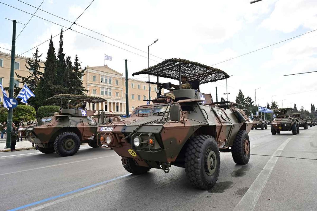Όπλα από το... μέλλον στον Άγνωστο Στρατιώτη