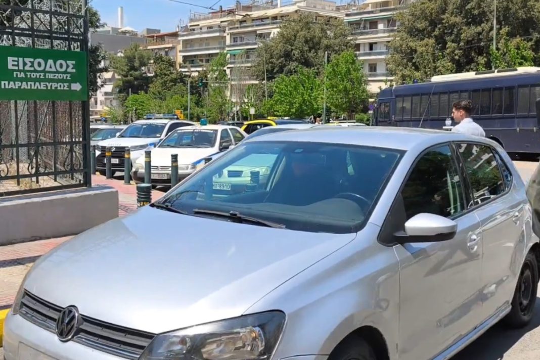Ένοπλη επίθεση σε ΕΦΚΑ και Πρωτοδικείο: Στα δικαστήρια για την απολογία του ο 89χρονος κατηγορούμενος